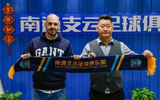 他扒开我的内裤把舌头放进去